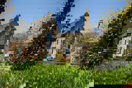 Outside of the auld Kirk