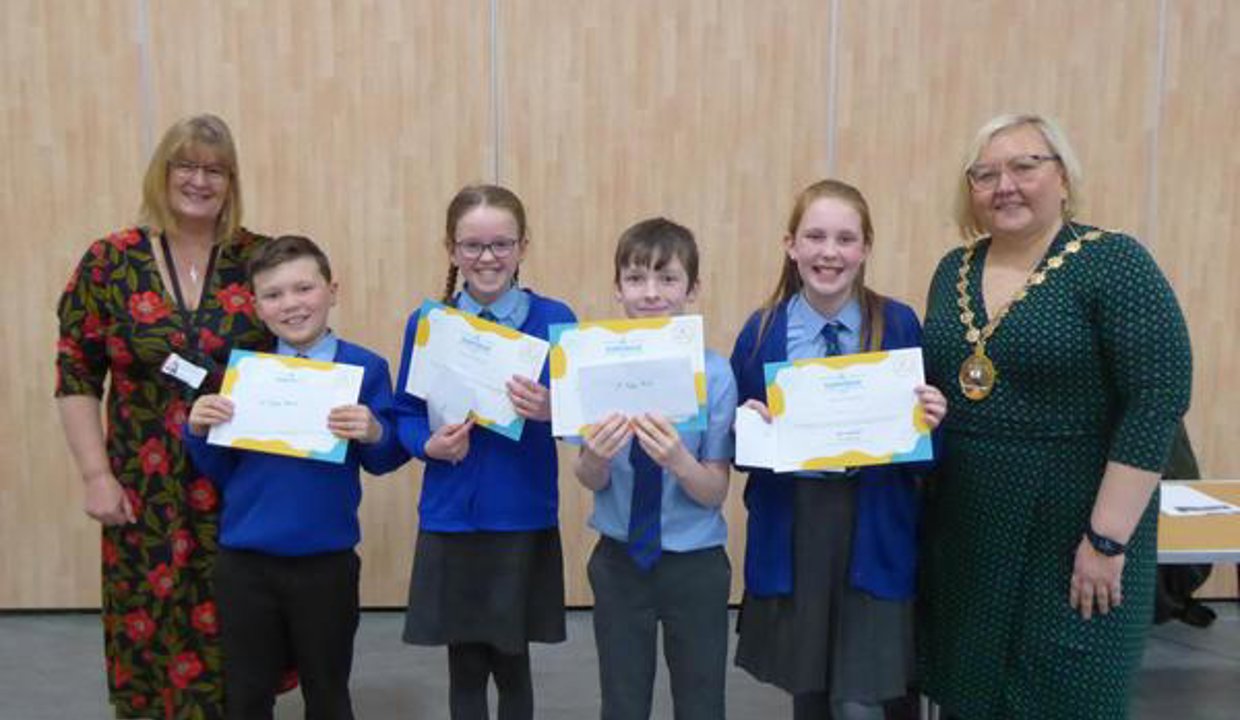 Cllr Williamson (left) and Provost Renwick with the winning team from Millersneuk Primary.