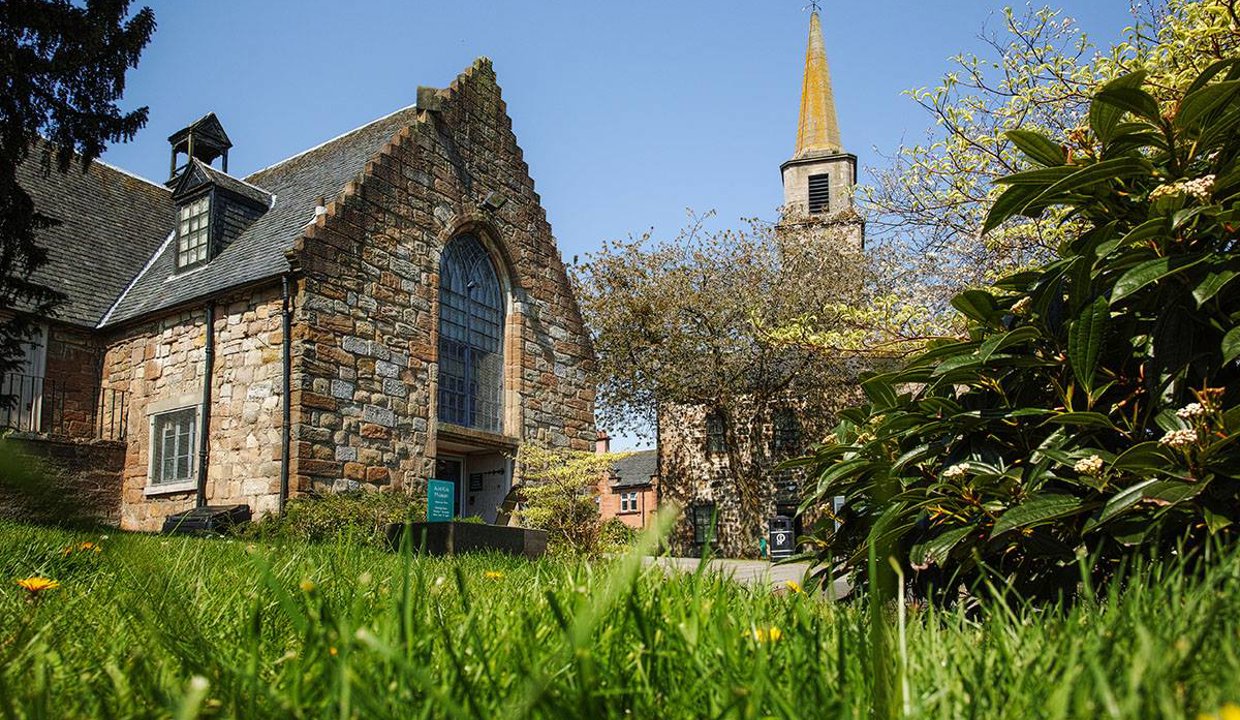 Outside of the auld Kirk