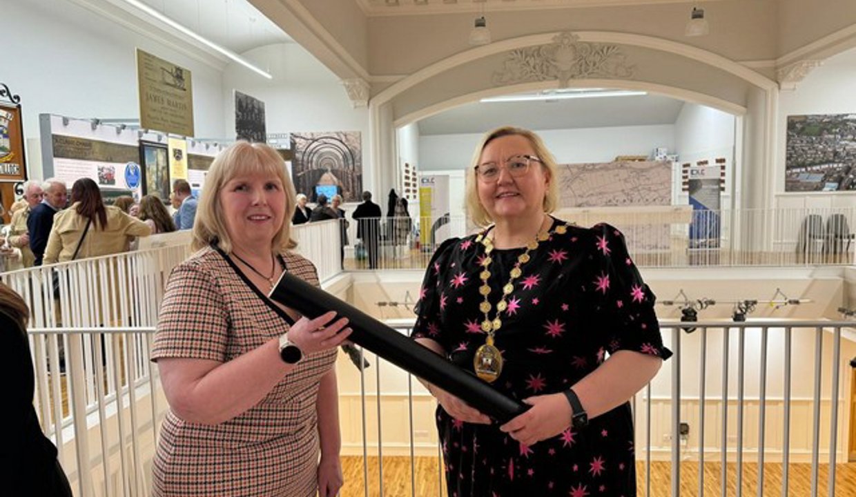 Provost presents Lorna Campbell with commemorative gift.