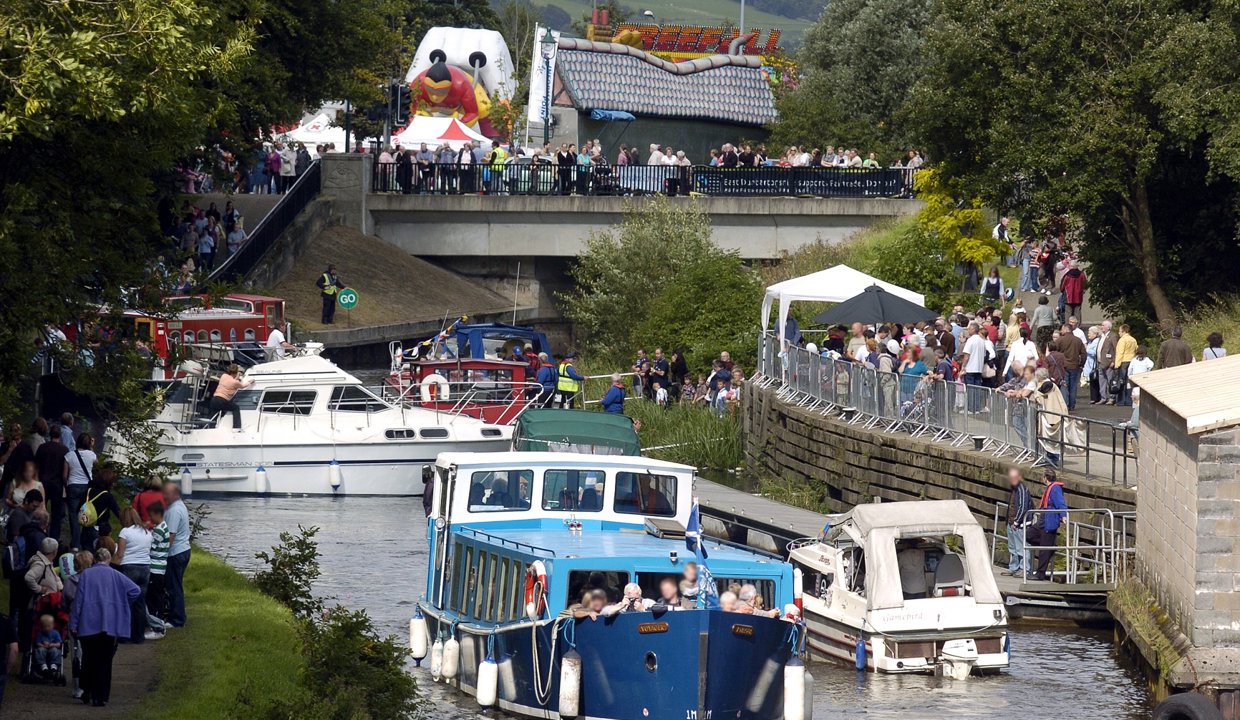 Kirkintilloch Canal Festival - general photo of canal with boats and crowds of people